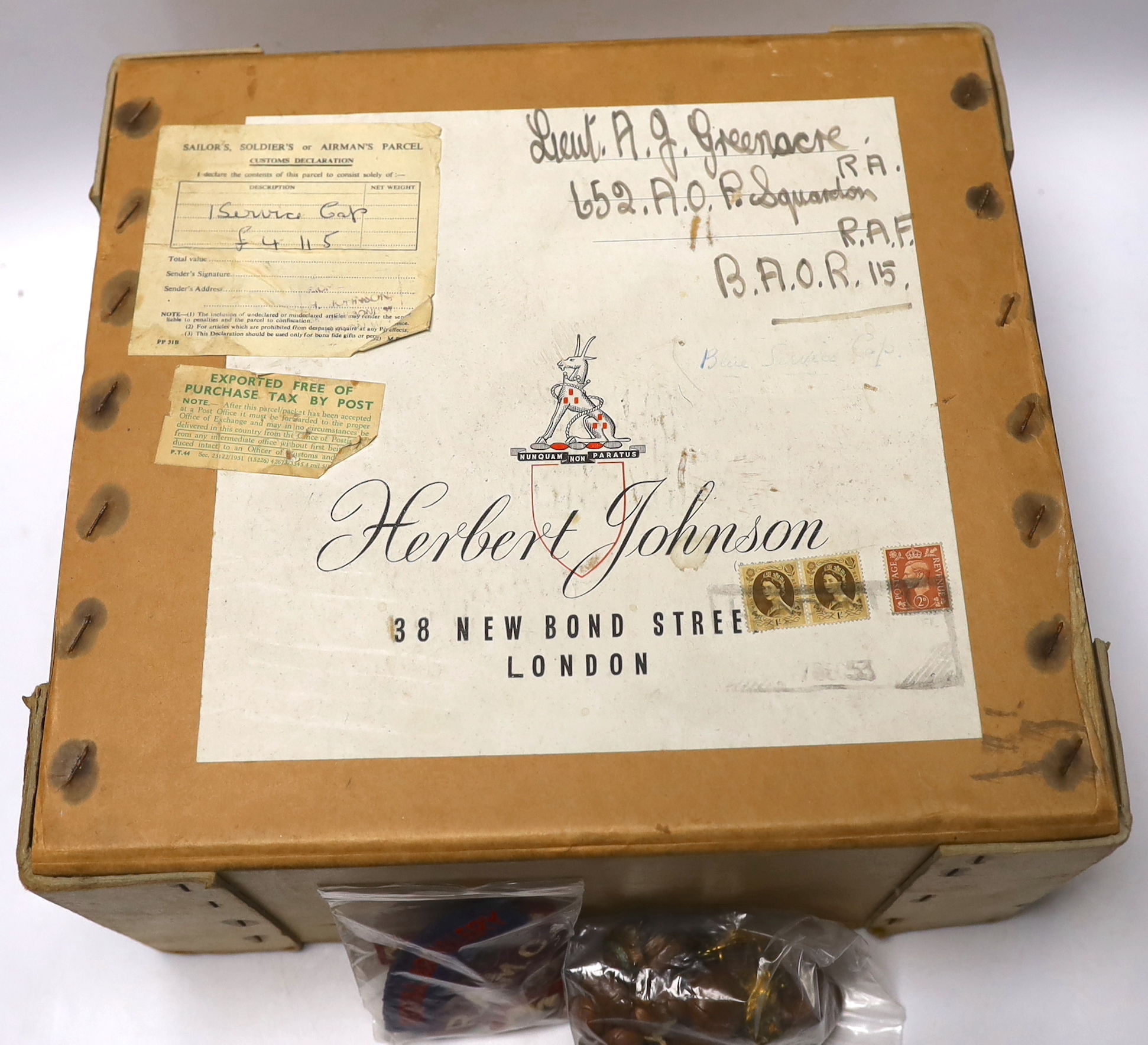 A boxed Royal Artillery officer's cap, buttons, cloth shoulder titles, etc.
